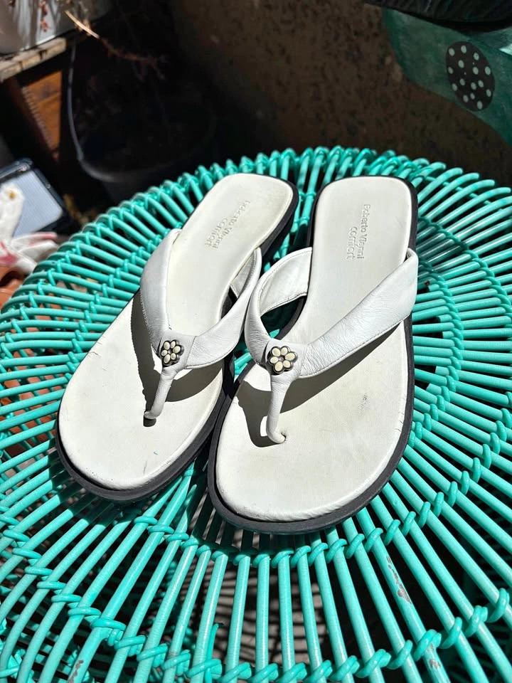 Y2K vintage sandals/flip flops