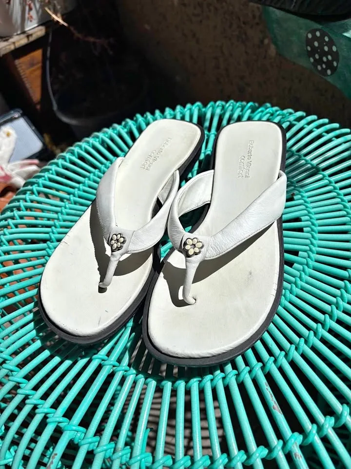 Y2K vintage sandals/flip flops