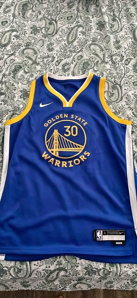 Stephen Curry Jersey in a size large