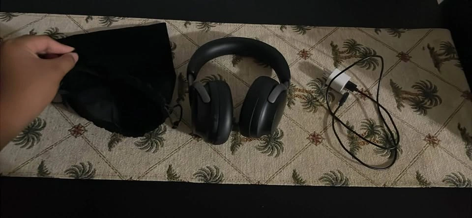 Wireless black headphones with charger and bag - photo 3