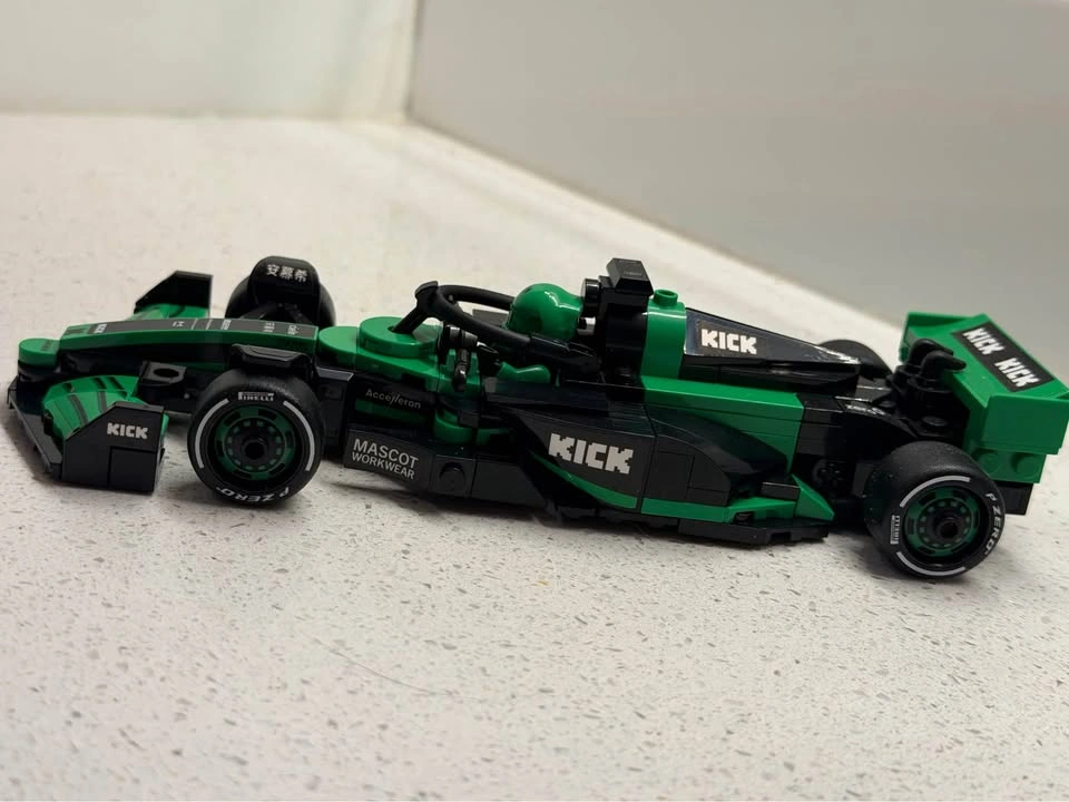LEGO Speed Champions Sauber F1 Team C44 - photo 2