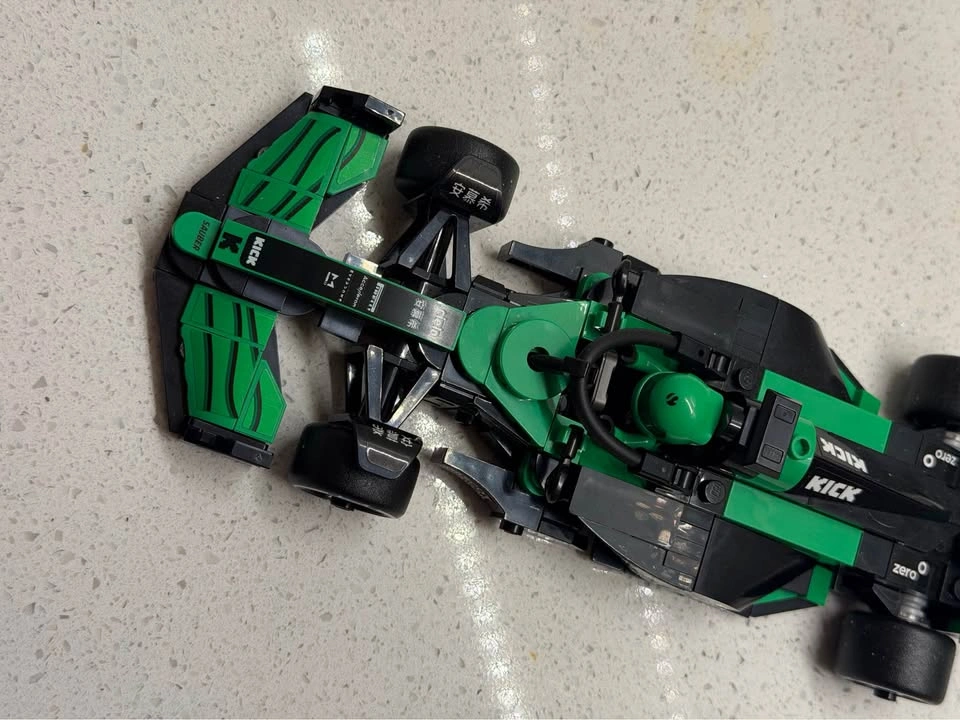 LEGO Speed Champions Sauber F1 Team C44 - photo 3