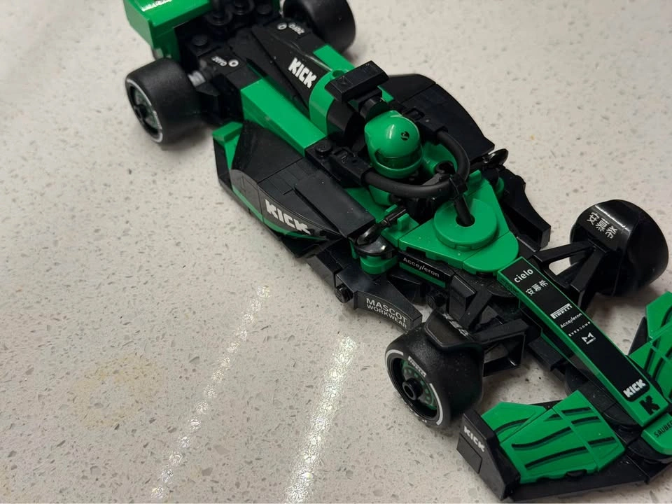 LEGO Speed Champions Sauber F1 Team C44 - photo 4