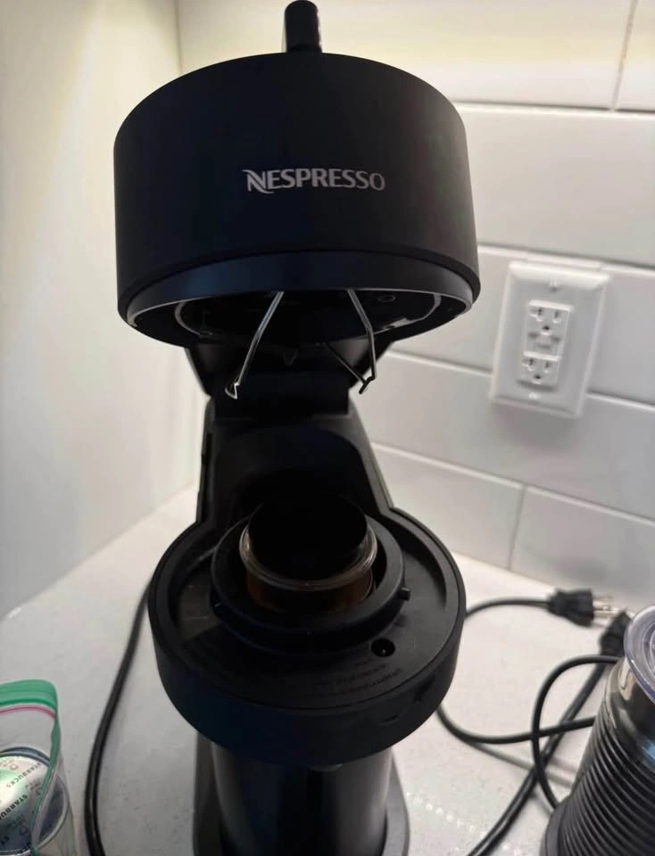 Nespresso Vertuo Next with Aeroccino Milk Frother - photo 2