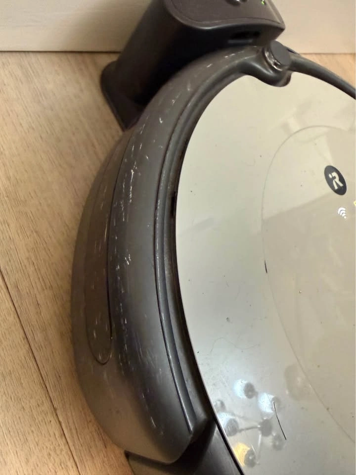 iRobot Roomba Vacuum - photo 2