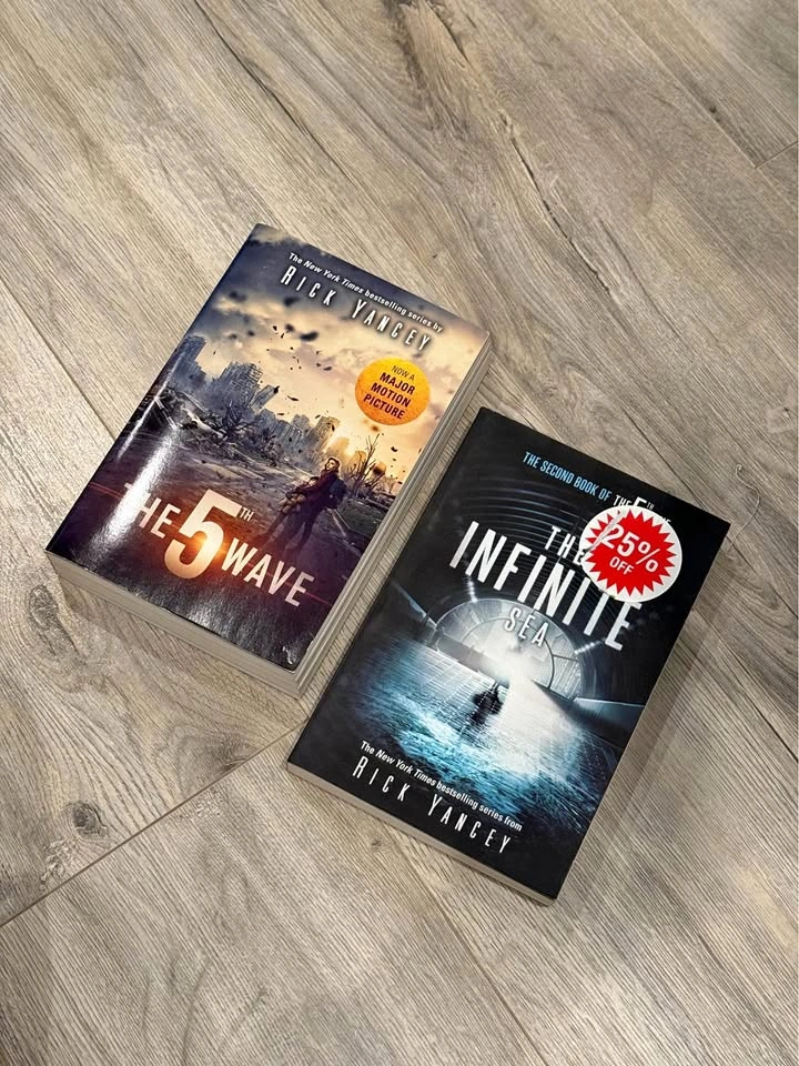 The 5th Wave and The Infinite Sea Books by Rick Yancey