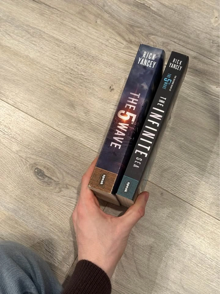 The 5th Wave and The Infinite Sea Books by Rick Yancey - photo 3
