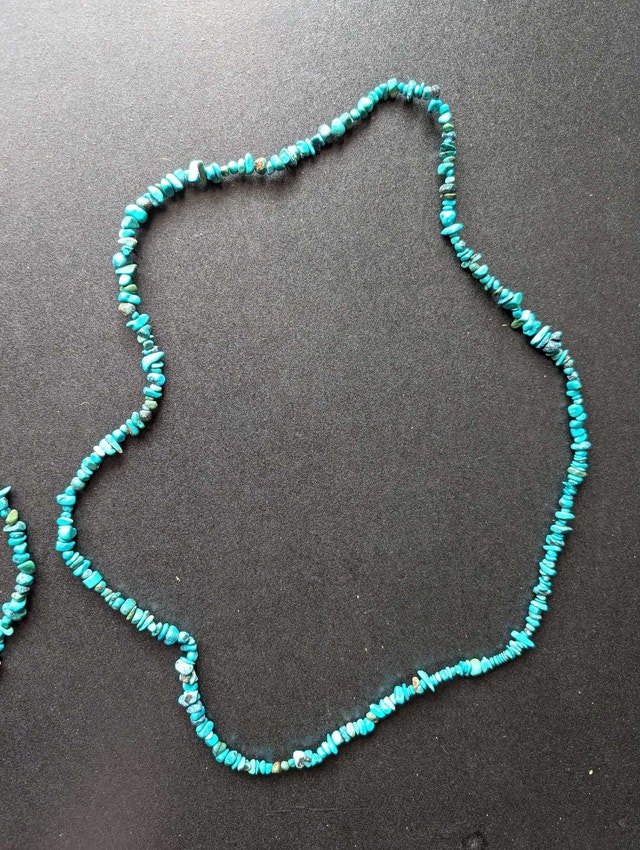 Unisex Turquoise Chip Necklace