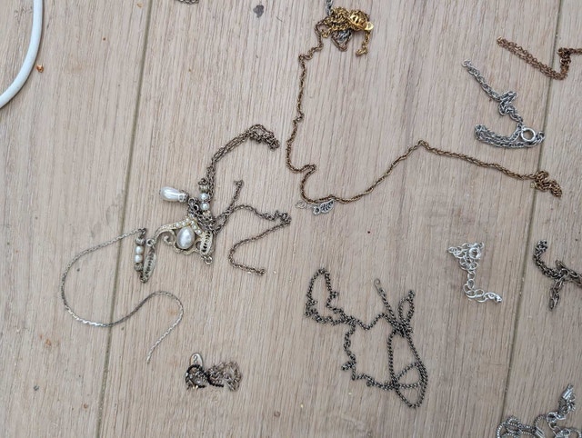 Broken Costume Jewelry Chains - photo 2