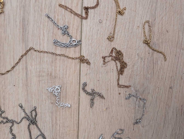 Broken Costume Jewelry Chains - photo 3