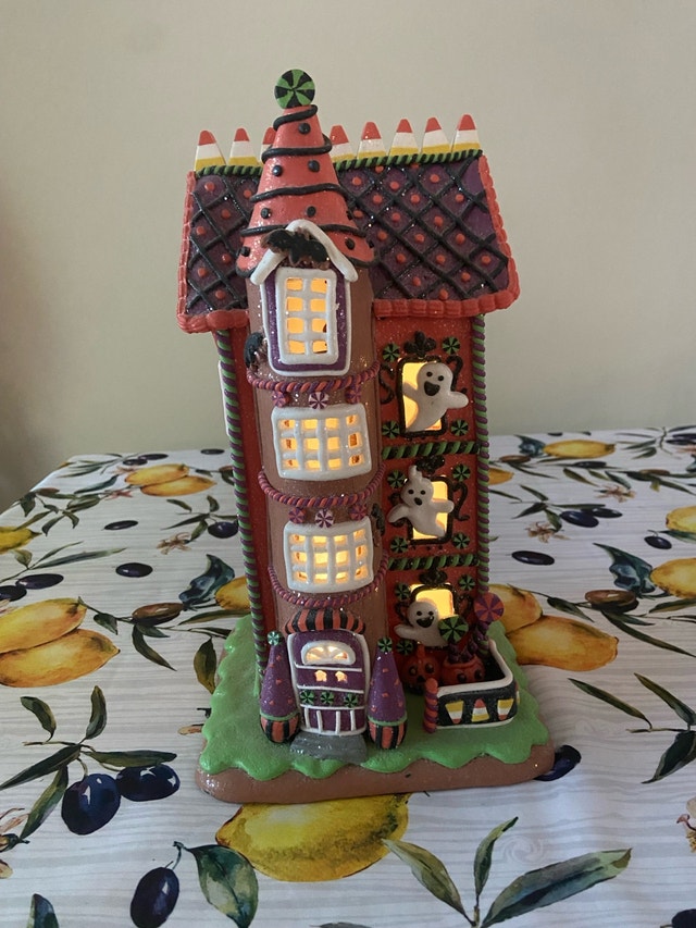 Halloween Light-Up Gingerbread House - photo 2