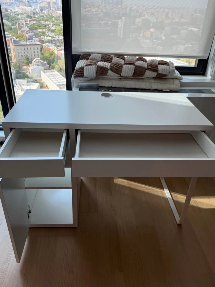 IKEA Micke Desk (White Color) - photo 2