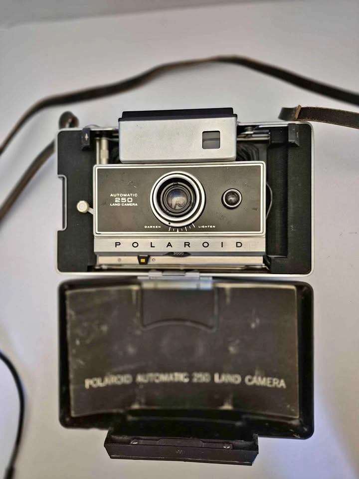 Polaroid Automatic 250 Land Camera
