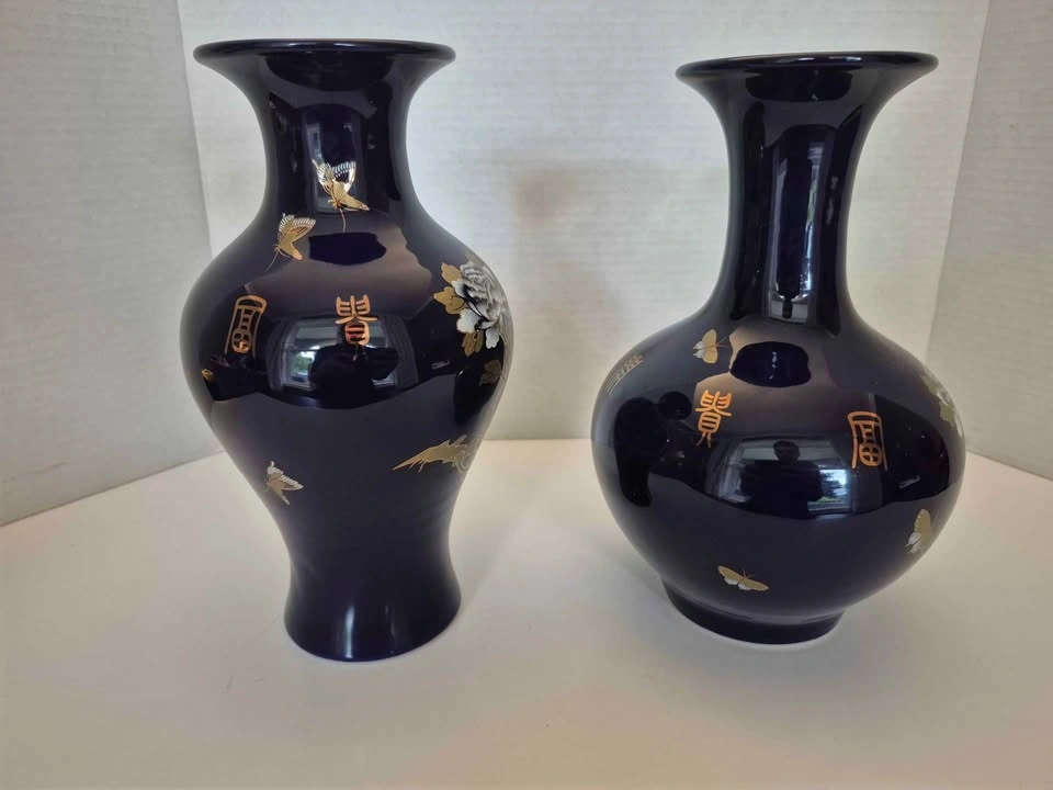 Pair of Chinese Cobalt Blue & Gold Porcelain Vases, 9.5" - photo 2