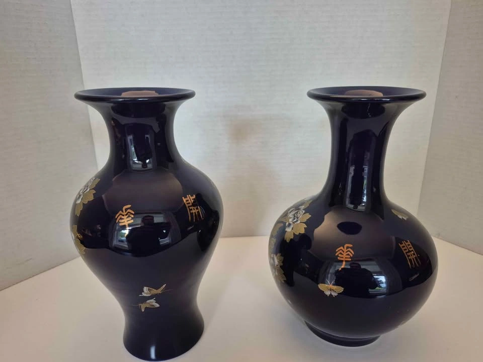 Pair of Chinese Cobalt Blue & Gold Porcelain Vases, 9.5" - photo 3