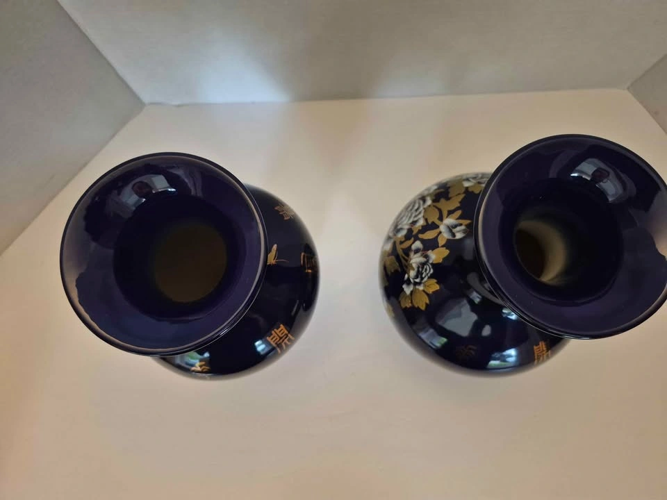 Pair of Chinese Cobalt Blue & Gold Porcelain Vases, 9.5" - photo 4