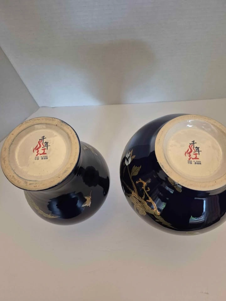 Pair of Chinese Cobalt Blue & Gold Porcelain Vases, 9.5" - photo 5