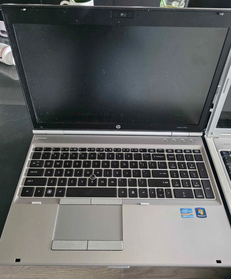 2 x Laptops and 1 Charger - batteries are shot - photo 2