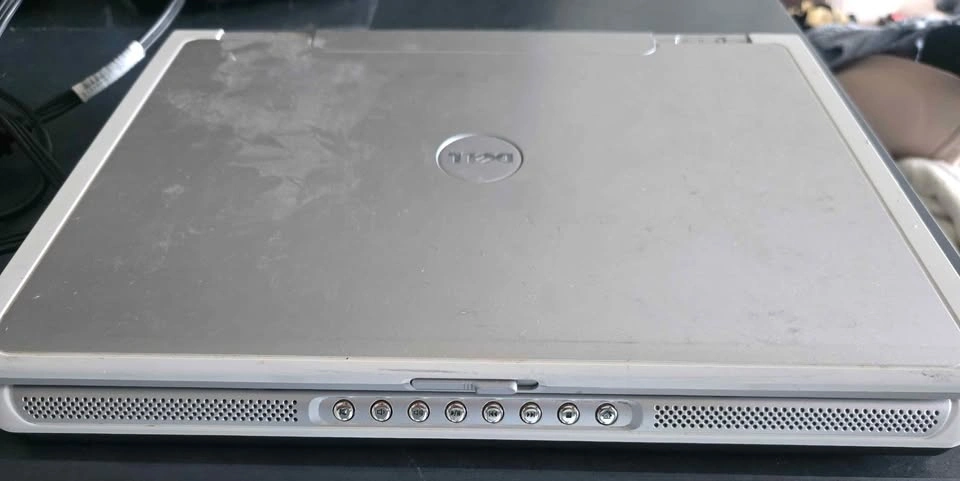 2 x Laptops and 1 Charger - batteries are shot - photo 4