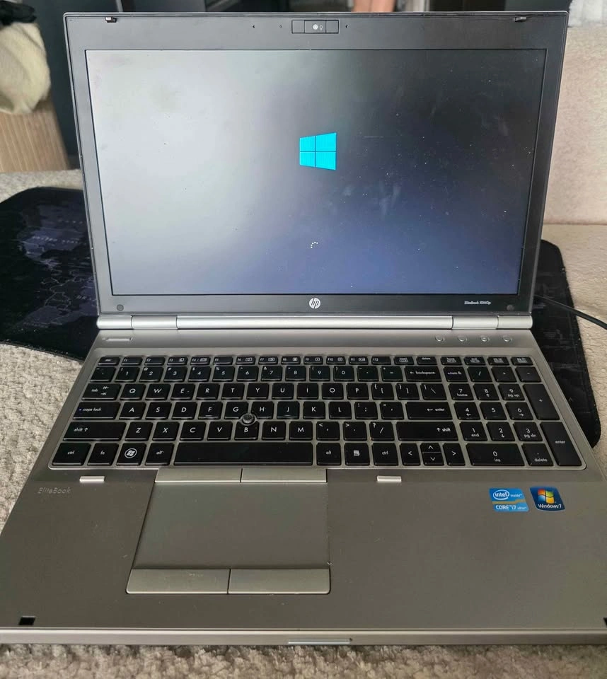 2 x Laptops and 1 Charger - batteries are shot - photo 5