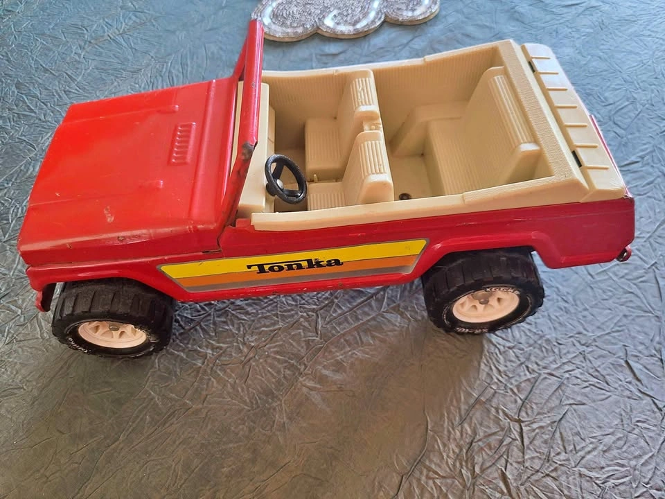 Vintage 1970's Tonka Jeepster Metal Toy Truck