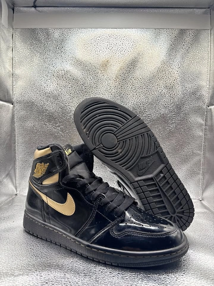 Air Jordan 1 high og black metallic gold