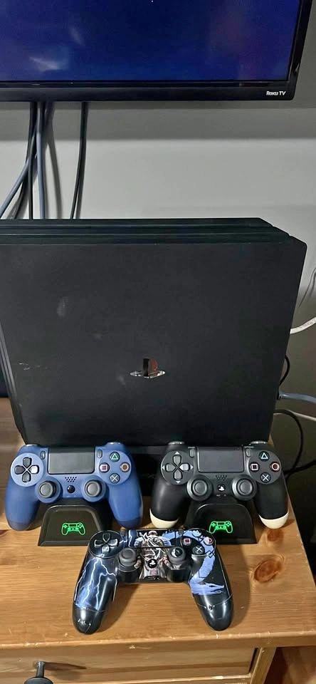 PS4 Pro 1TB, 3 controllers and controller charging stand