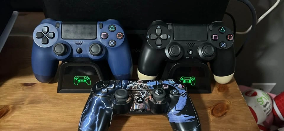 PS4 Pro 1TB, 3 controllers and controller charging stand - photo 2