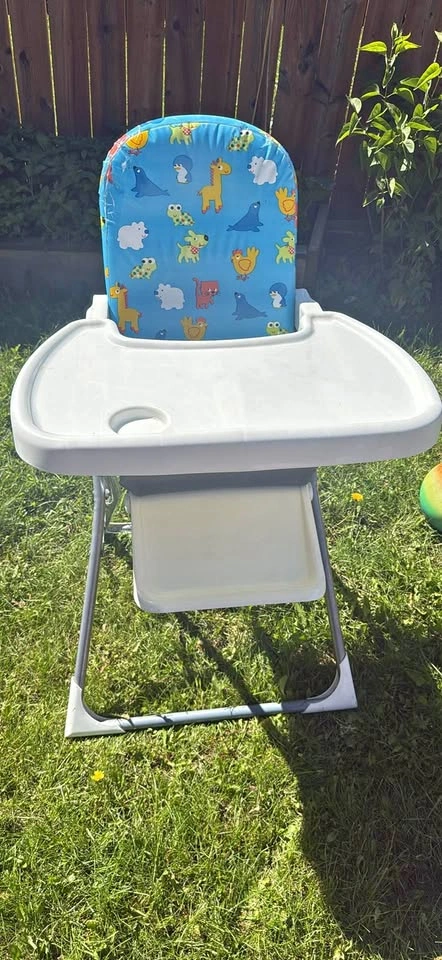 Baby high chair (clean and sturdy) no holds