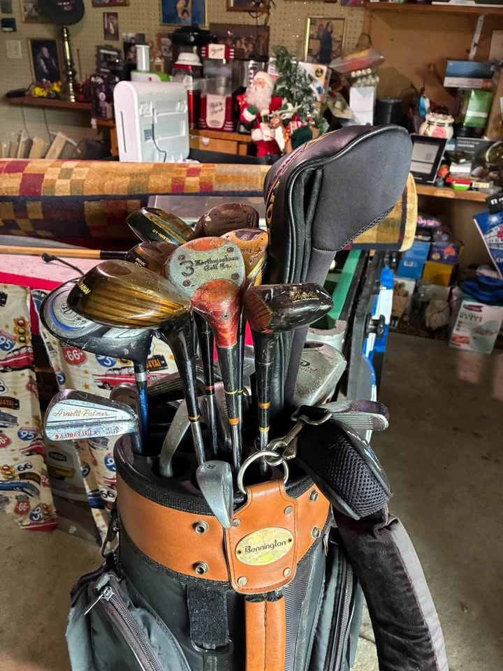 Bannington Golf bag with various different golf clubs - photo 4