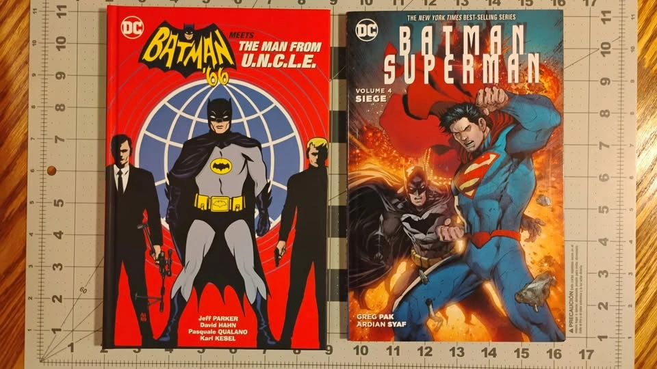 DC and Marvel Comics Bundle- Graphic Novels, Playing Cards, Figu - photo 5