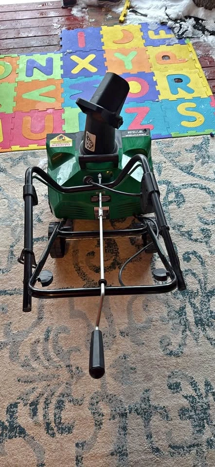 Electric snow removal machine