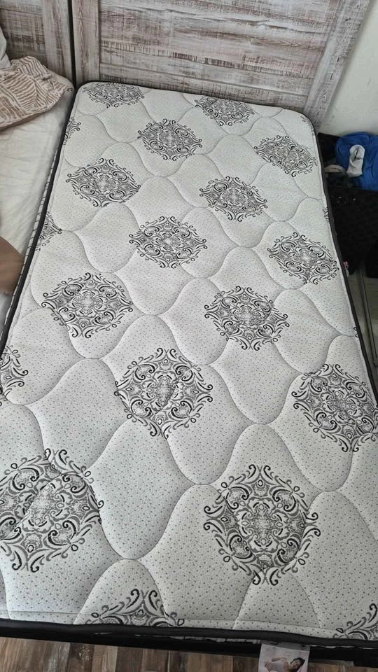 2 Rustic Whitewash Twin Beds with Mattresses & Box Springs - photo 2