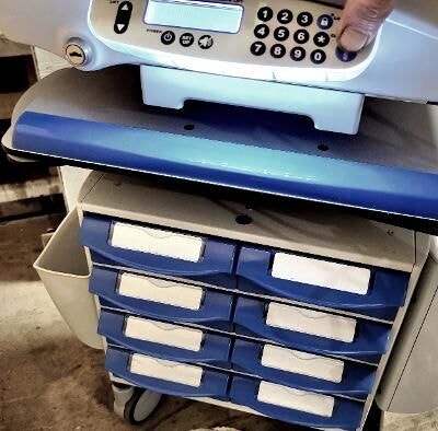 Rubbermaid Computer Hi/Low WORKSTATION Clinic Cart - photo 5