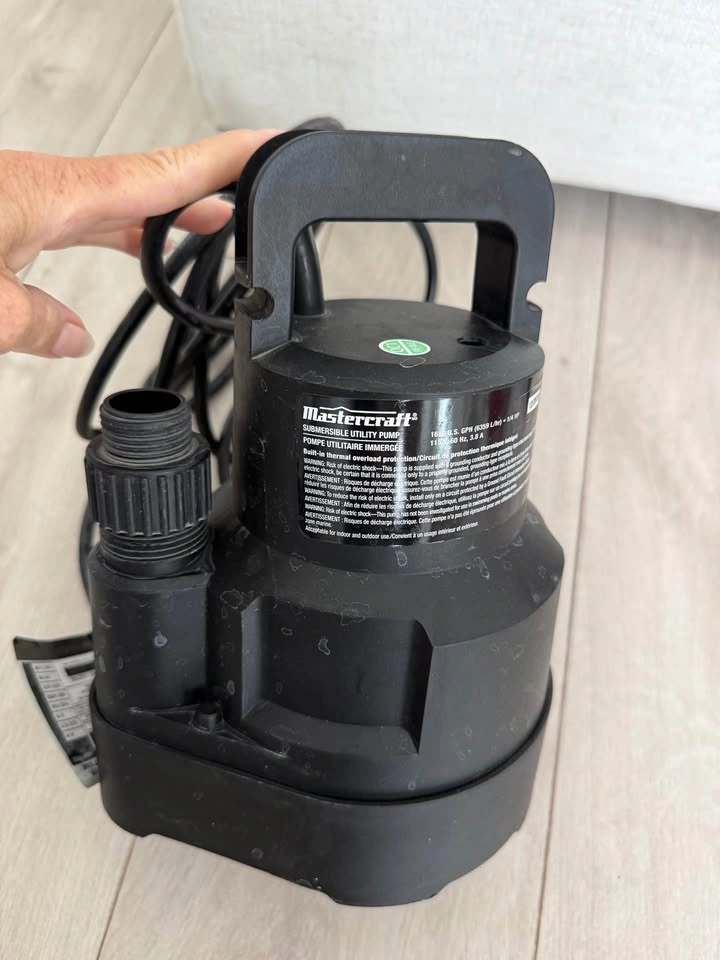 2 Mastercraft 1/4 HP Submersible Utility Pumps - photo 2