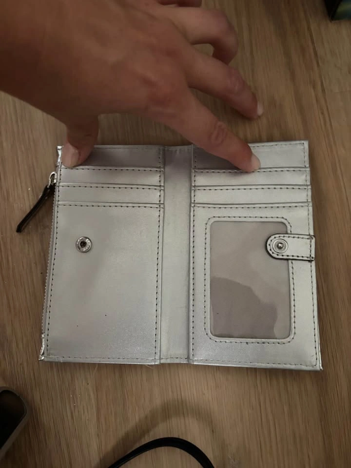Guess Silver Bifold Wallet - photo 3