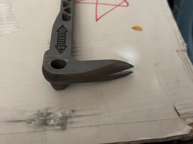 Stiletto 8 oz. 12 -inch Titanium Nail Puller image indicator(2)