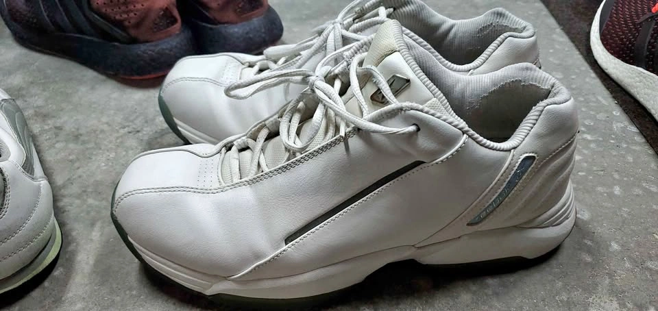 Reebok Walking Shoes Size 11.5