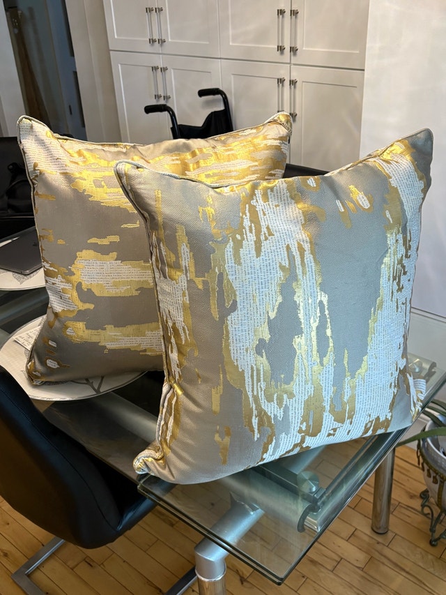 Set of 2 Luxury 24” x 24” Gold Abstract Decorative Throw Pillows - photo 3