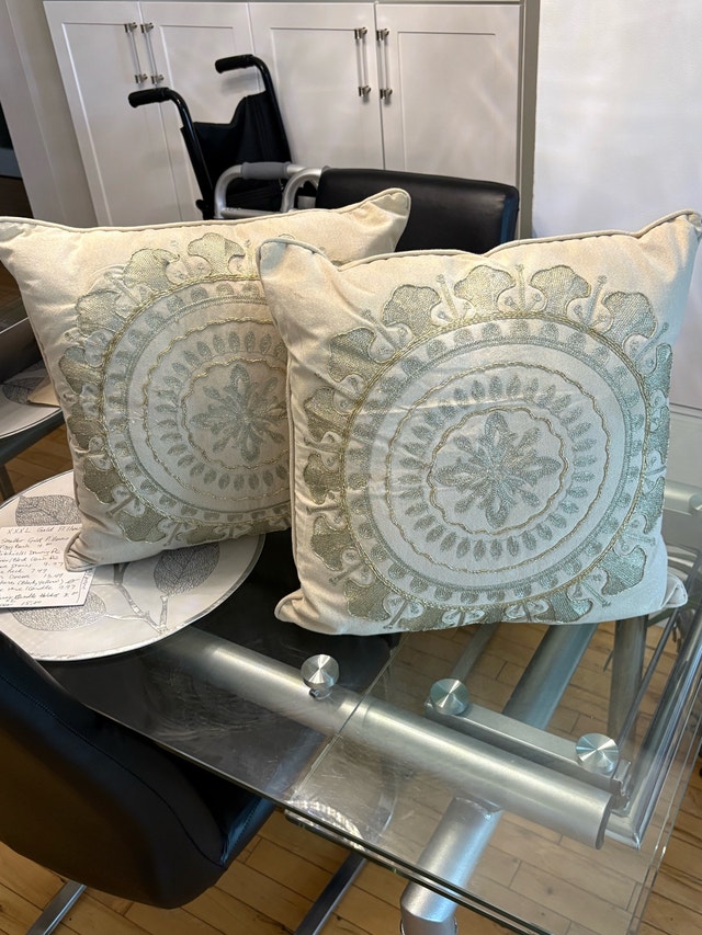 2 Embroidered Decorative Throw Pillows – Ivory & Sage Medallion - photo 3