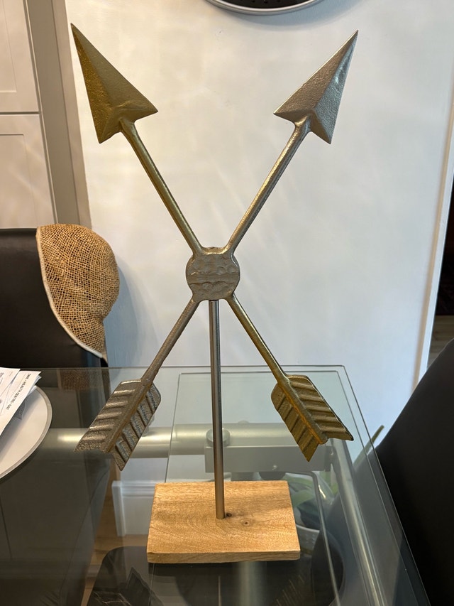 Decorative Crossed Arrow Metal Sculpture on Wooden Base - photo 3