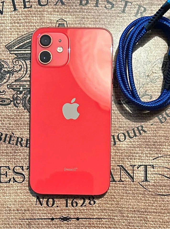 (90%)iPhone 12 128GB - GREAT Condition +Accessories