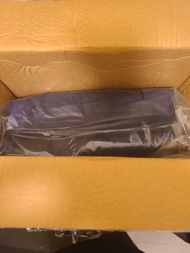 Air Mattress- King size, pump and pillows - photo 2