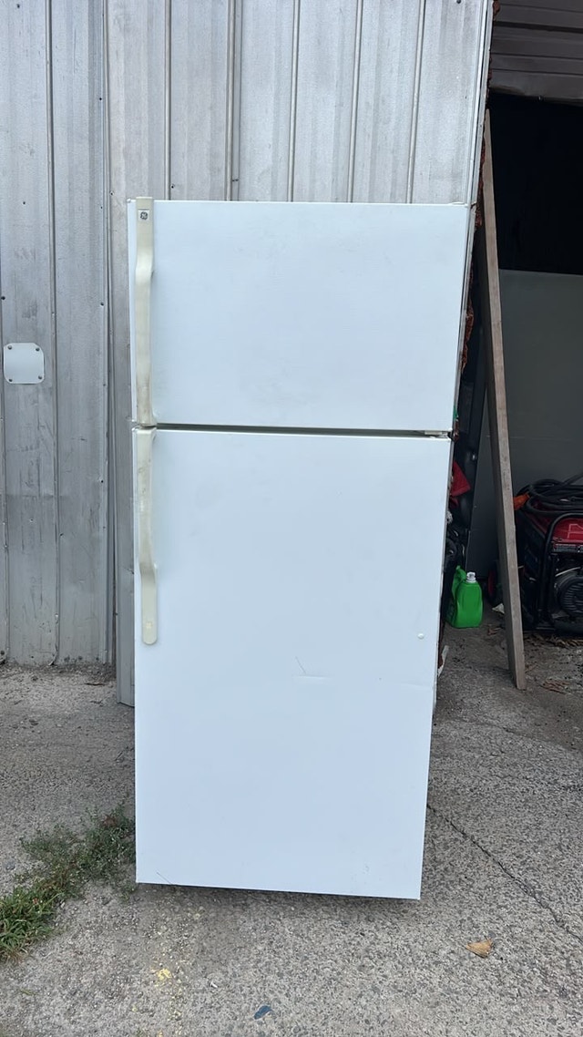 GE Refrigerator GTS18HBSARWW