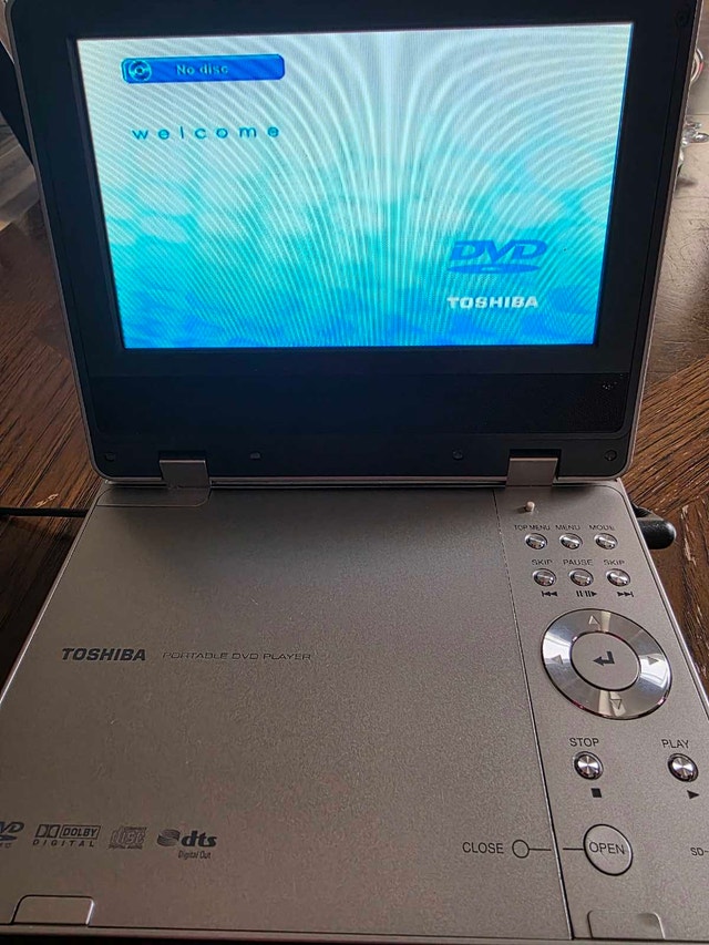 Toshiba portable DVD player with a 7-inch LCD screen - photo 2
