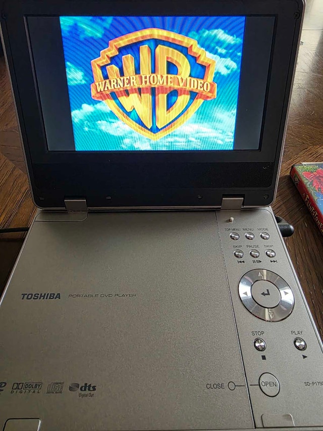 Toshiba portable DVD player with a 7-inch LCD screen - photo 3
