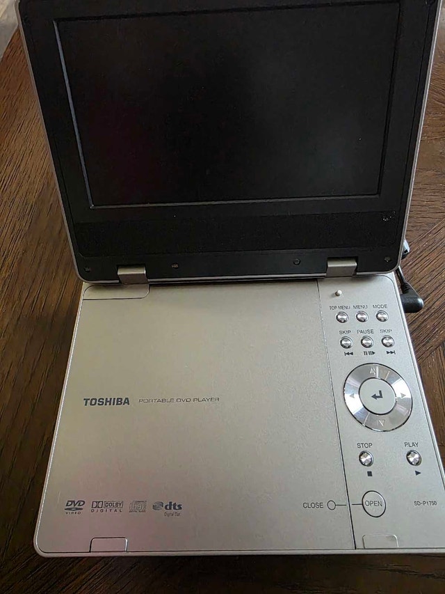 Toshiba portable DVD player with a 7-inch LCD screen - photo 4