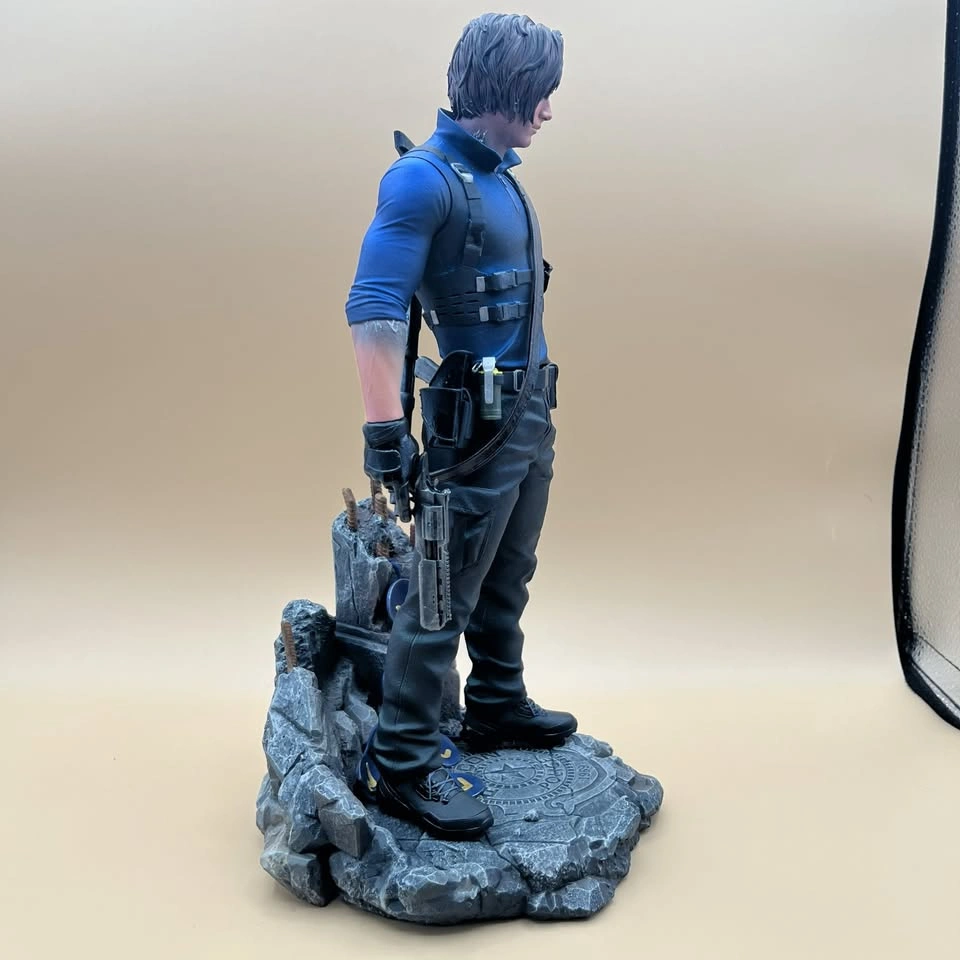 Resident Evil Leon S. Kennedy Statue - photo 4