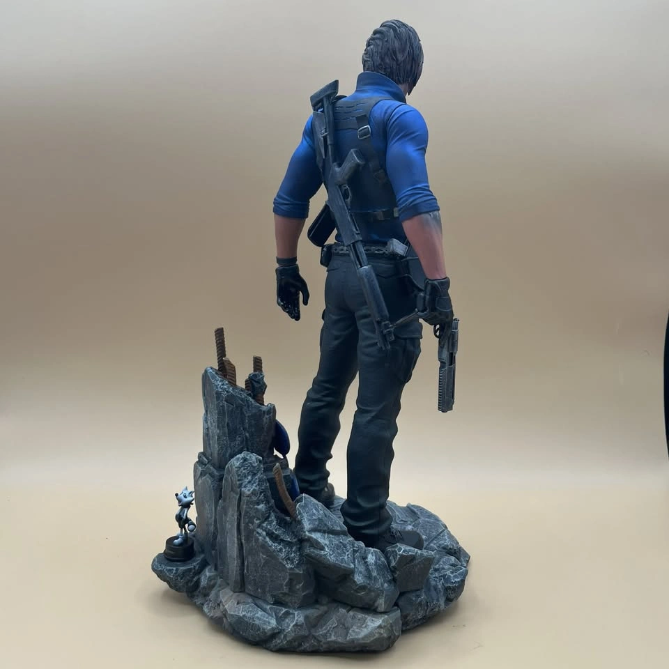 Resident Evil Leon S. Kennedy Statue - photo 5