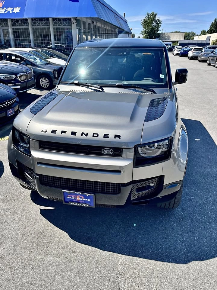 2025 Land Rover Defender P400 X-Dynamic SE